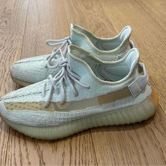 Yeezy Boost 350 v2 Hyperspace